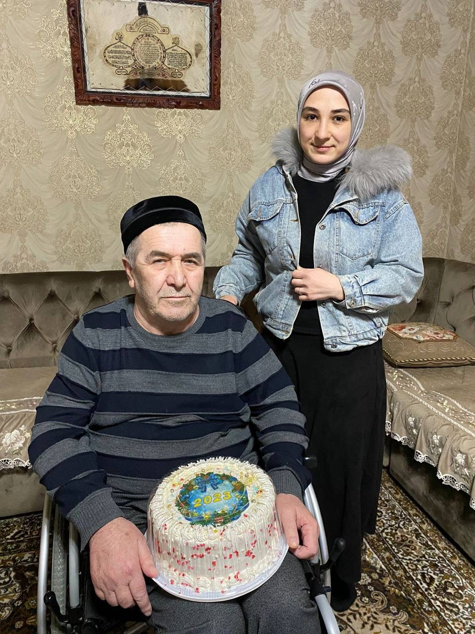 Соц.работники ГБУ РД КЦСОН в МО "Унцукульский район" поздравили подопечных пожилых граждан и инвалидов с наступающим Новым годом!